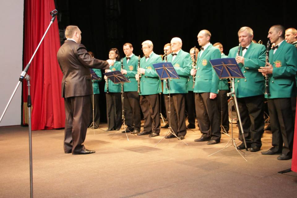 Полтавський міський духовий оркестр Полтава виступає для працівників «Полтававодоканалу»