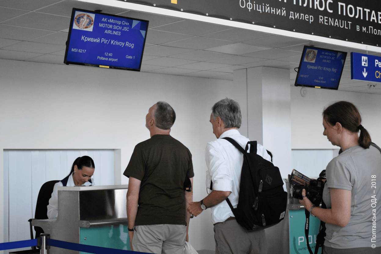 Оформлення іноземних туристів, які першими побачили аеропорт
