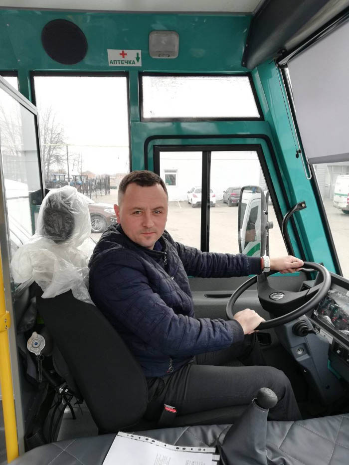 Євген Почечун за кермом нового автобусу