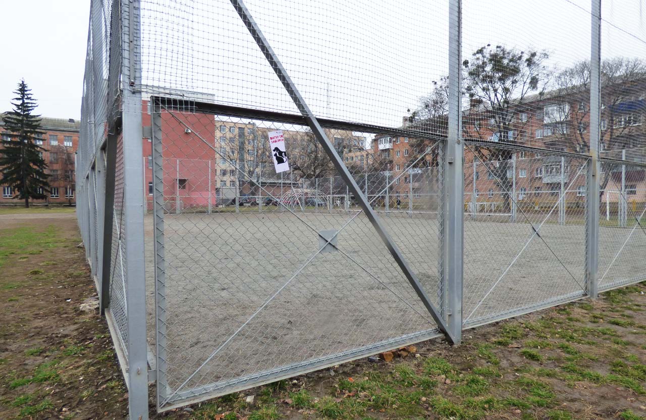 Міні-футбольное поля 5-ї школи, яке півроку тому відкрили без газону та воріт