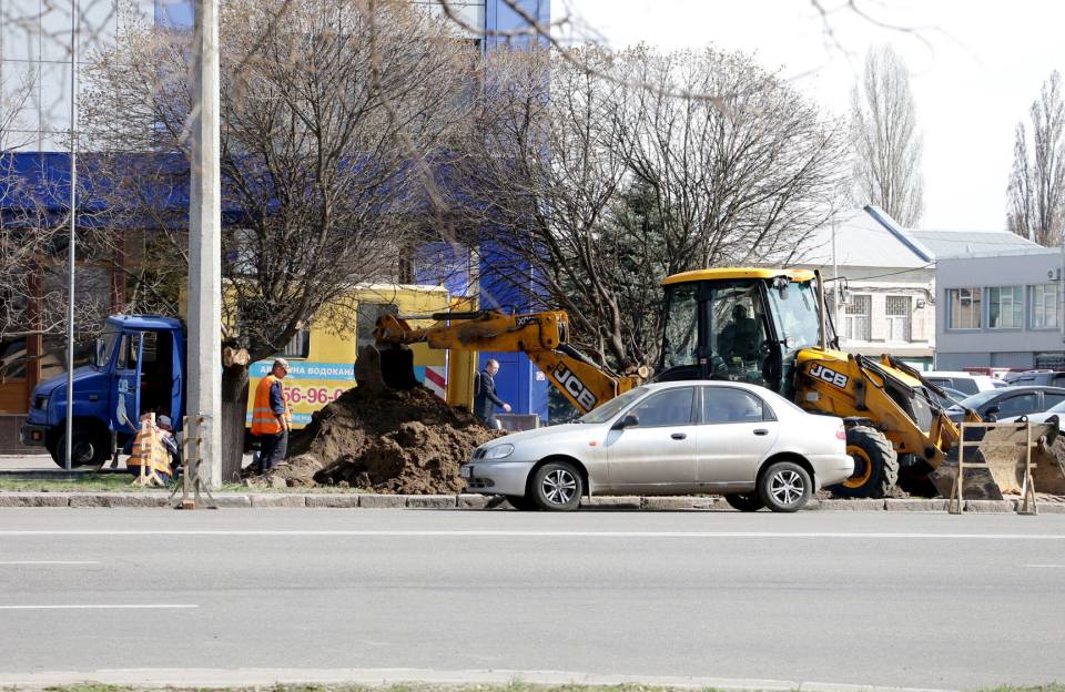 На перехресті Європейської та Автобазівської працівники «Полтававодоканалу» відремонтували водогін