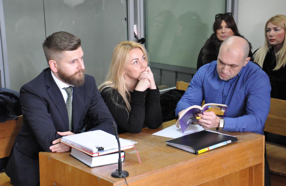 Наталія Саєнко з адвокатами Богданом Глядиком та Олегом Губою