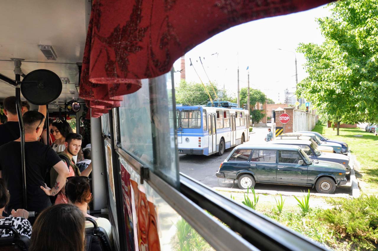 Тролейбус із пасажирами наближується до депо