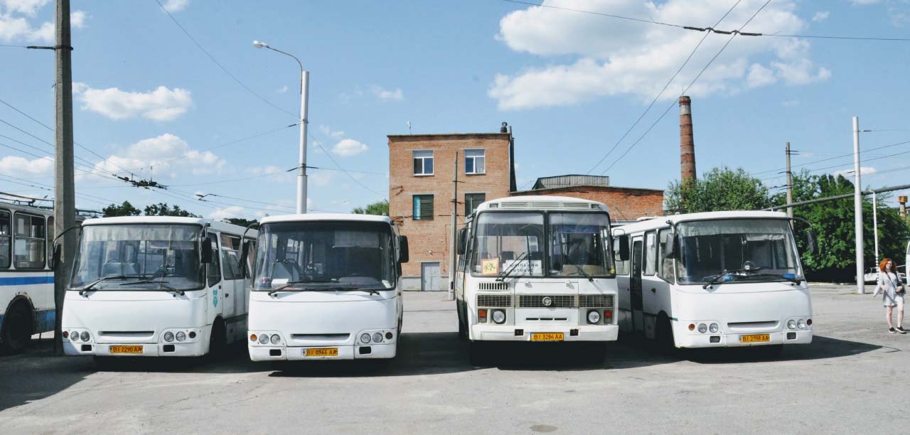 Крім тролейбусів підприємство має автобуси. На фото три моделі Богдан А09202 та шкільний ПАЗ 4234.