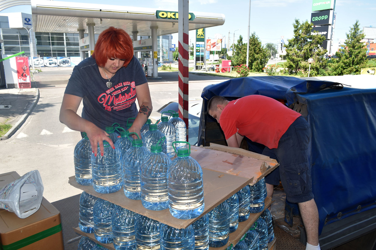 Завантаження води для добровольців 1
