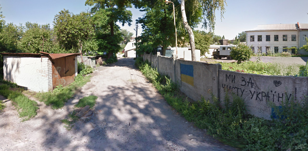 Гараж Кружилових поблизу будинку на вул. Сінній, 18а, де зберігалася зброя