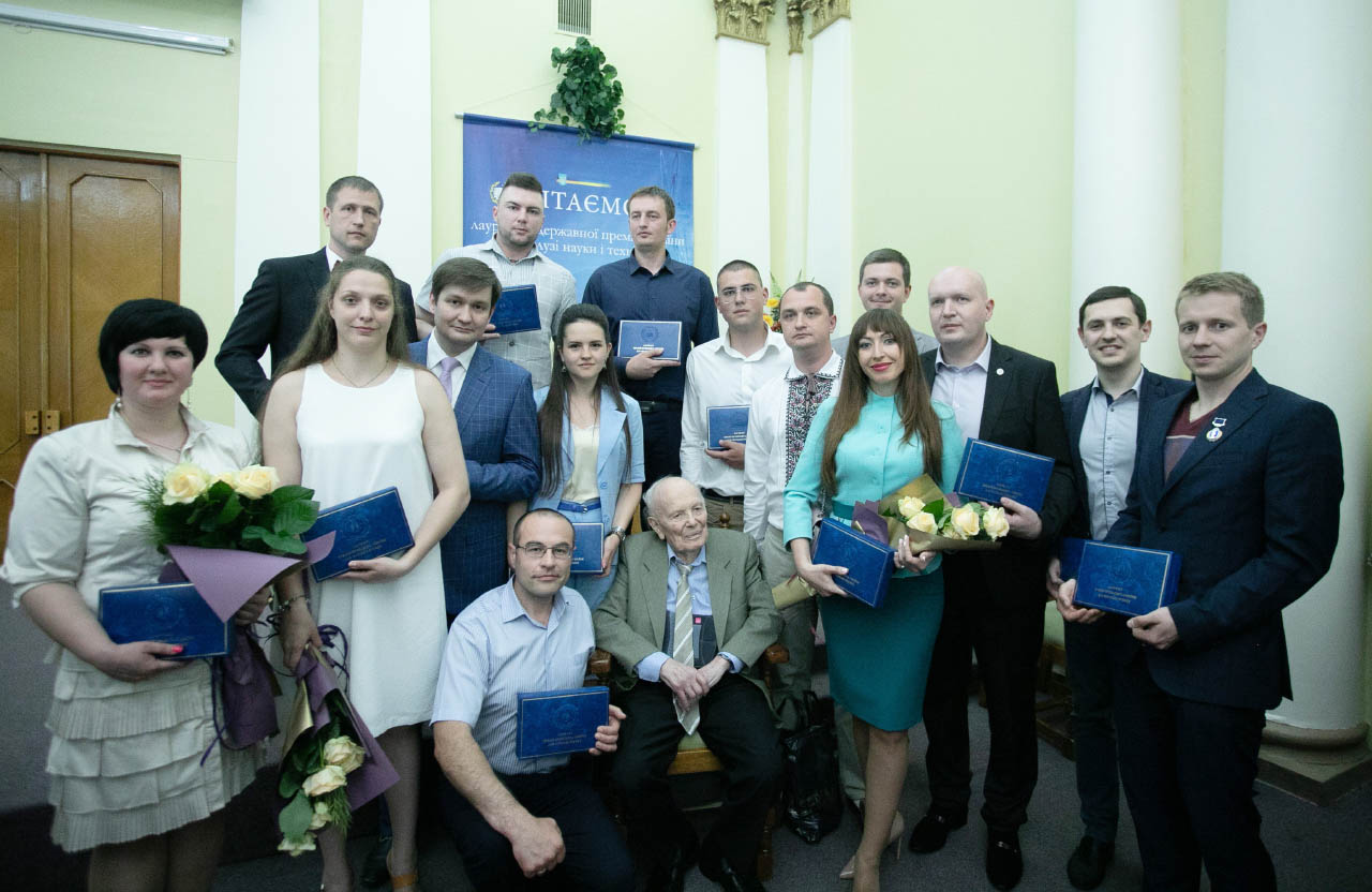Лауреати премії Президента України для молодих вчених 2018 року з президентом НАНУ Патоном Б.Є.