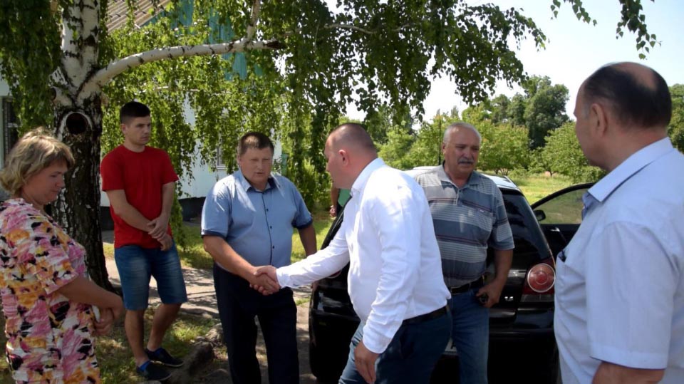 Андрій Березовський спілкується з жителями Василівки та потискає руку сільському голові