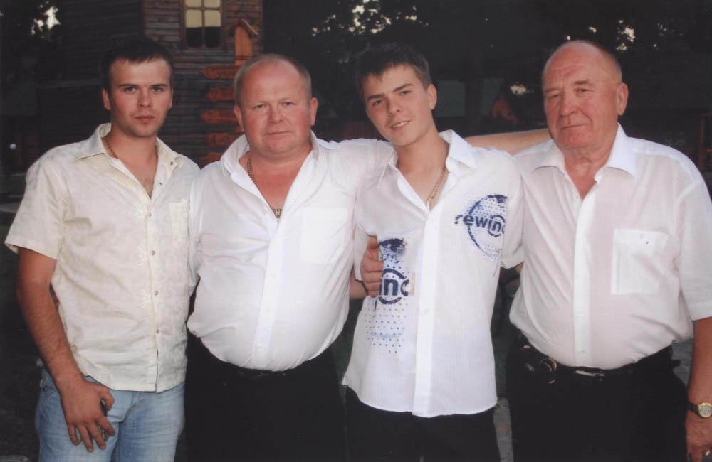 Олександр Подоляка з синами та батьком