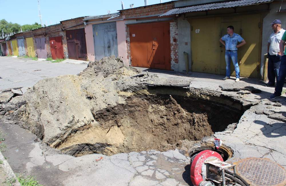 На вулиці Огнівській стався черговий провал на каналізаційному колекторі