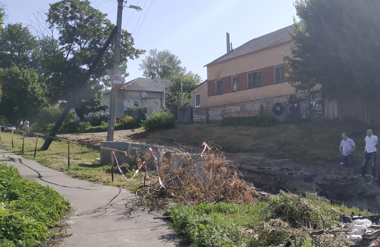 Капремонт зливової каналізації на перехресті вулиць Стрітенської та Нижньомлинської