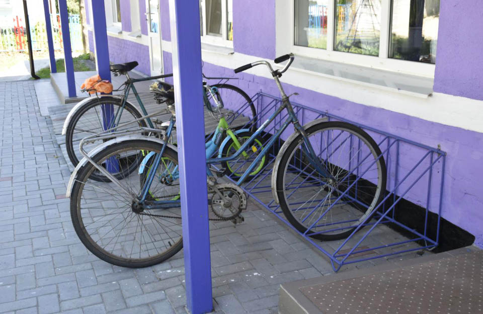 Паркувальні місця для велосипедів біля садочку
