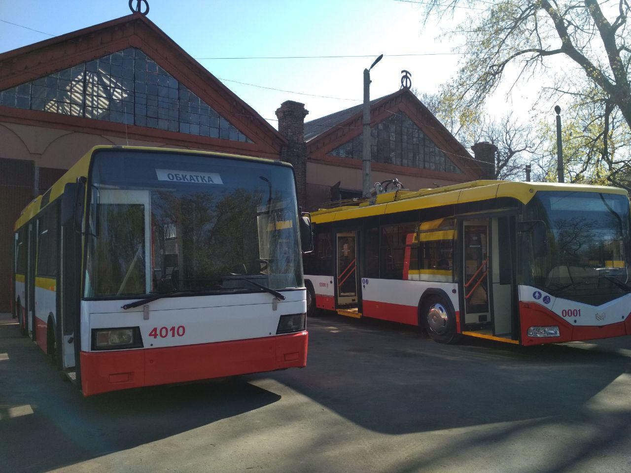 Експериментальний електробус та один із нових тролейбусів