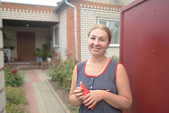 Опішнянка Юлія Дудник задоволена, що на її вулиці невдозві прокладуть новий водогін