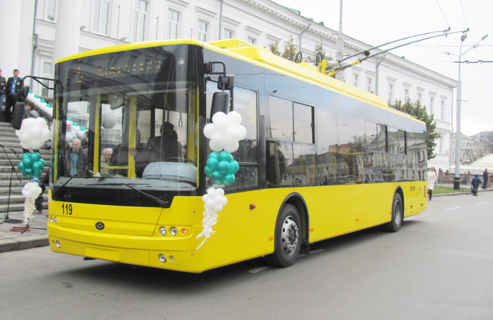 Новий тролейбус перед Полтавської міськрадою