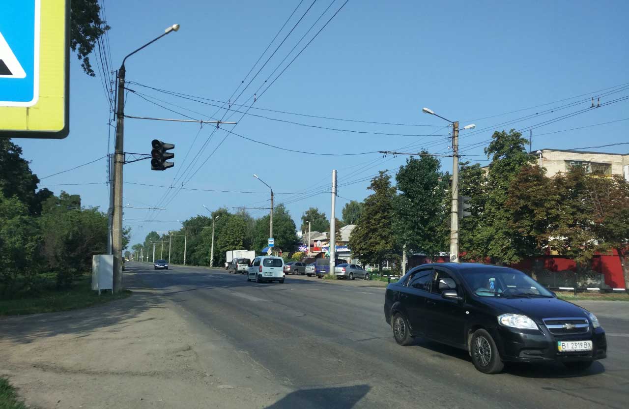 Світлофори на перехресті вулиць Кременчуцької та Комарова у Розсошенцях