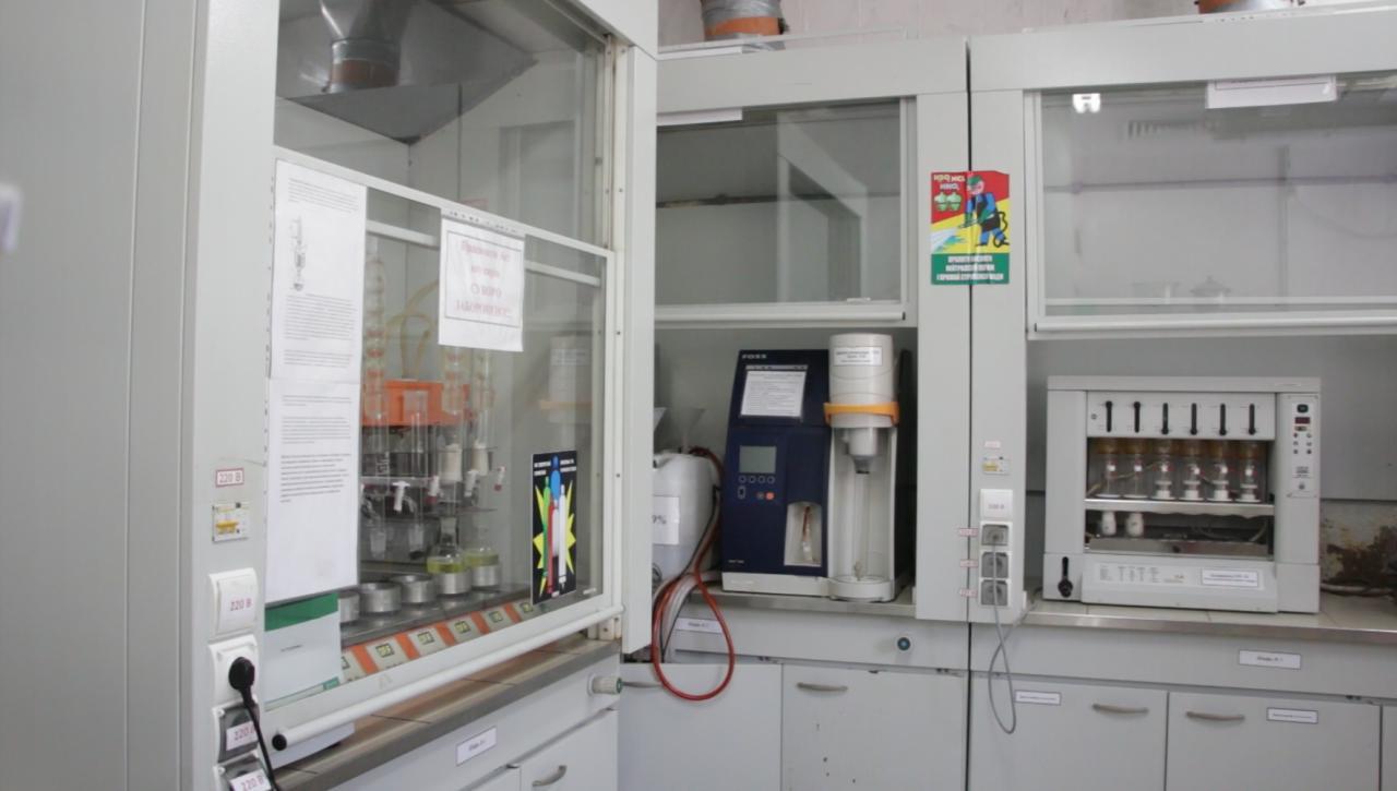 Хімічна лабораторія Глобинського переробного заводу використовує лише сучасне обладнання для хімічних досліджень сировини