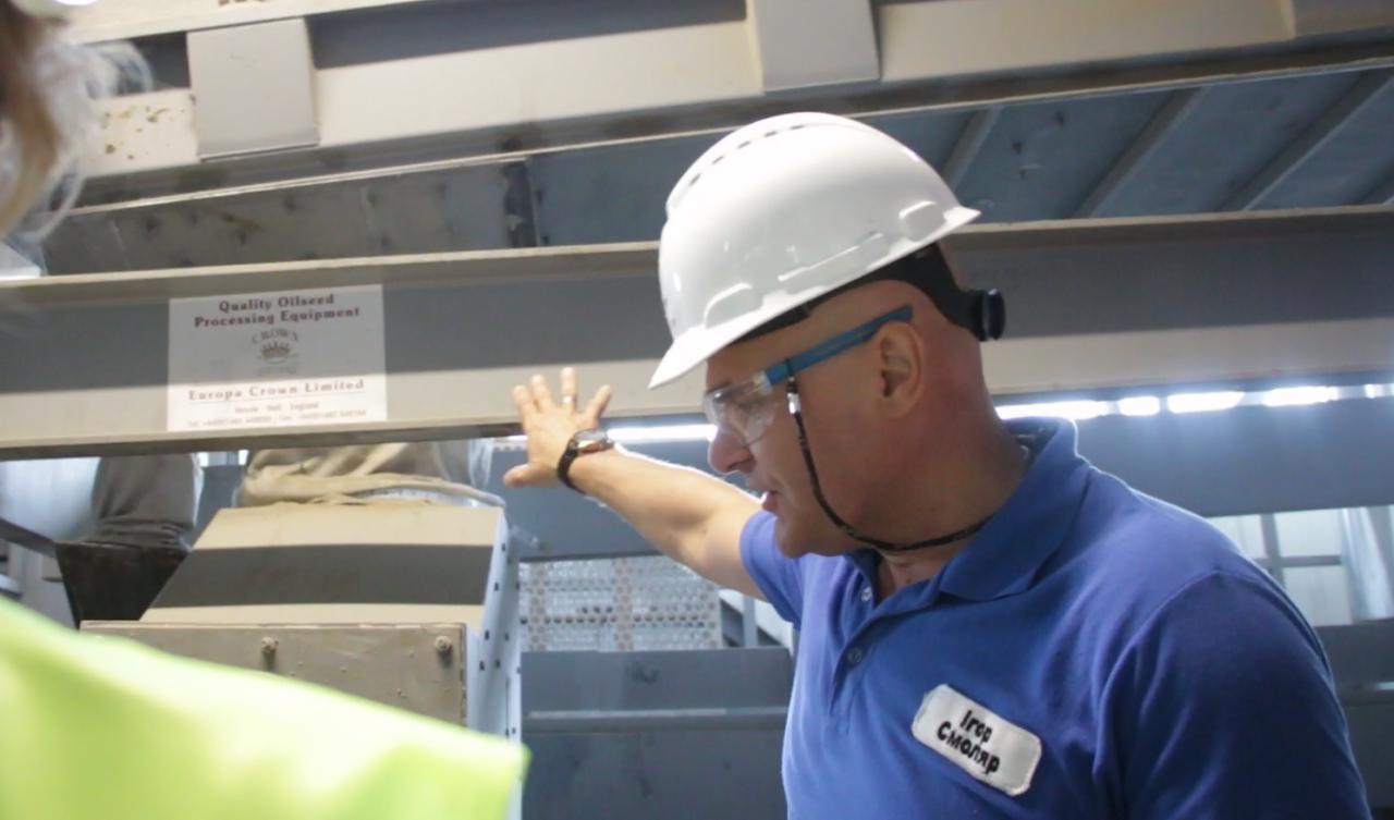 Начальник оліє-екстракційного виробництва Ігор Смоляр показує завод зсередини