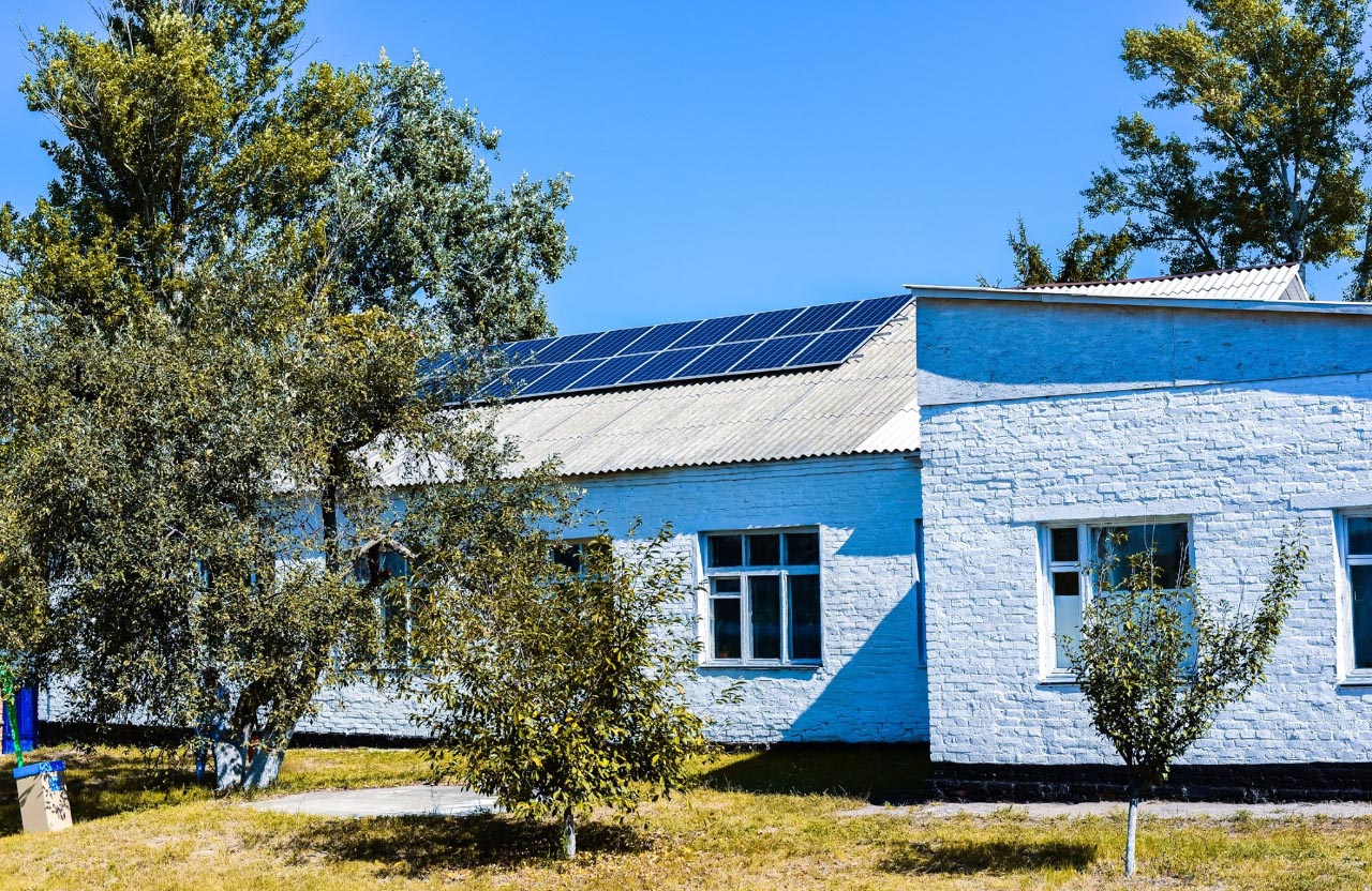 Білицька школа № 2 з сонячними панелями