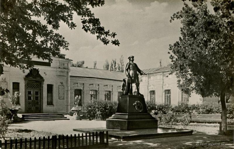 Памятник Петру 1 перед музеем Полтавької битви. Фото 50-х років