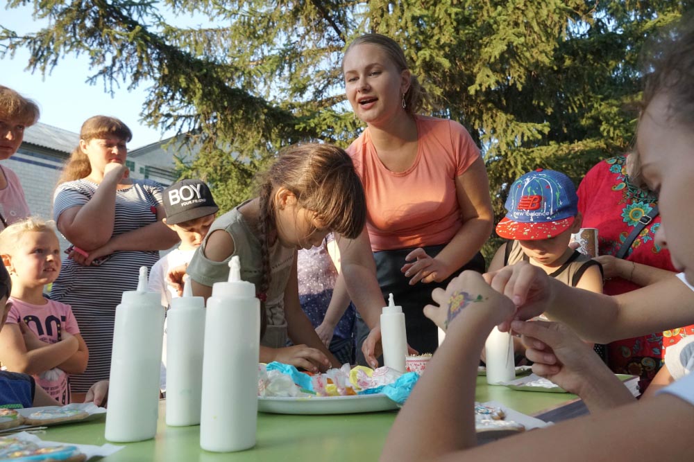 Оксана Шестопал навчає дітей розмальовувати пряники