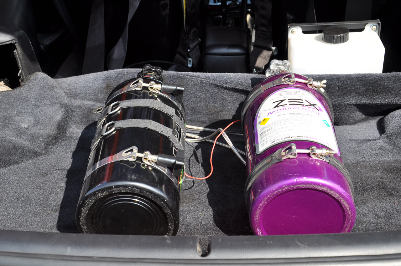 В багажнику Toyota Supra два балони з нітро, які допомогли підняти потужність до 1000 к.с