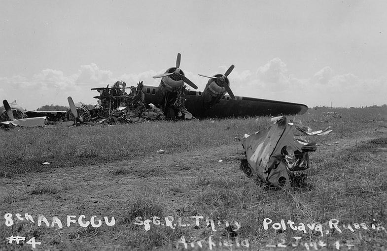 Уламки бомбардувальника B-17 на полтавському аеродромі після нальоту німецької авіації