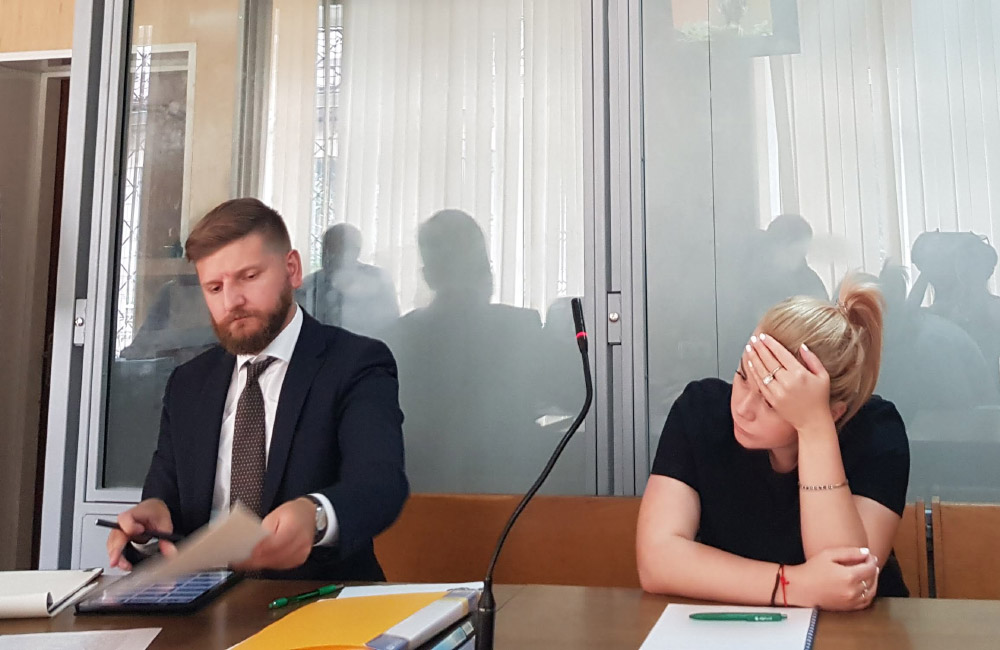 Адвокат Богдан Глядик та обвинувачена Наталія Саєнко