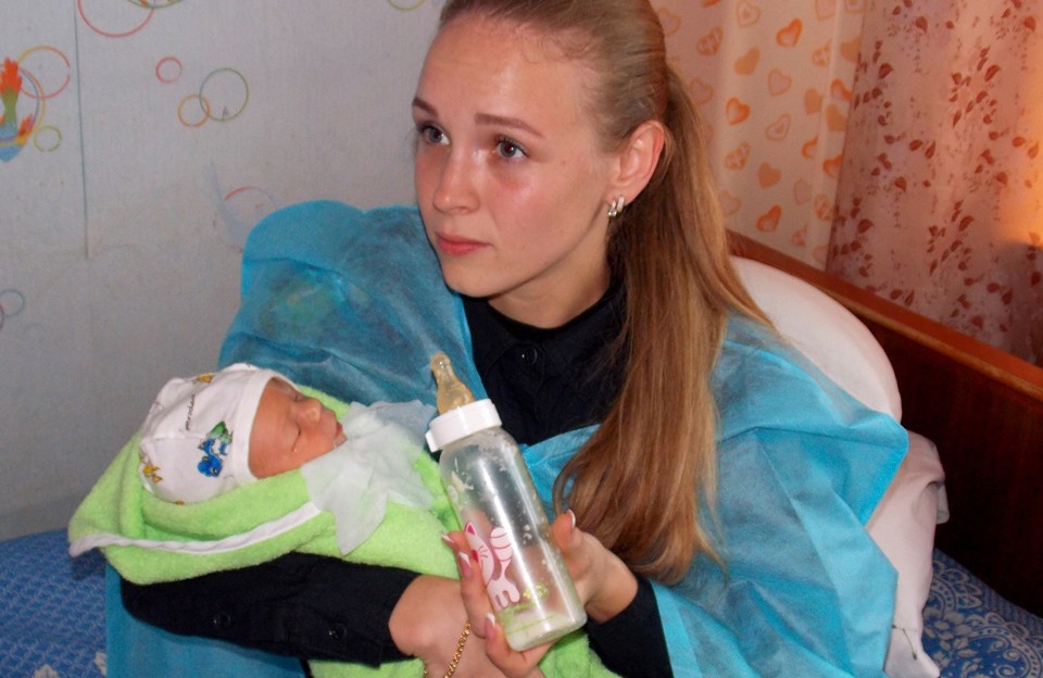 Інспекторка сектору ювенальної превенції Миргородського відділу поліції Яніна Захода годує малюка 