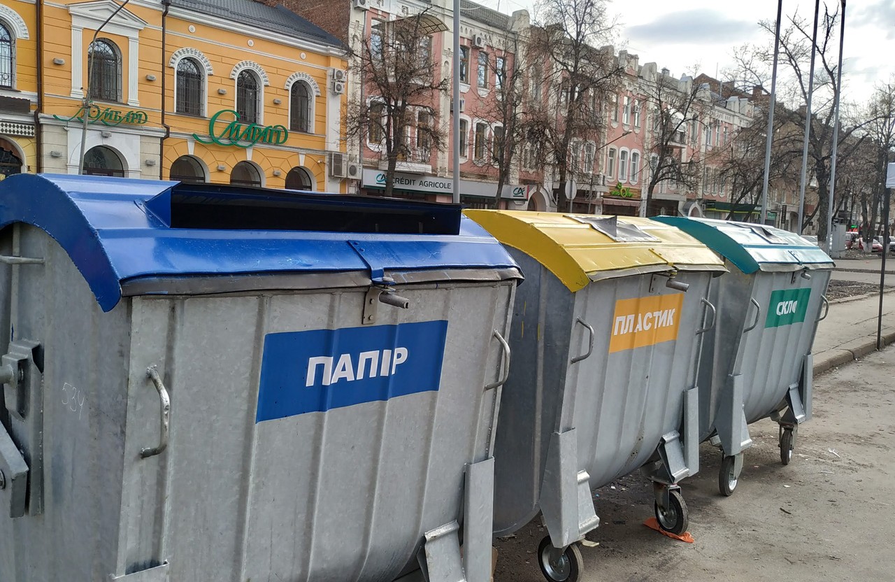 Перероблені контейнери біля театру Гоголя