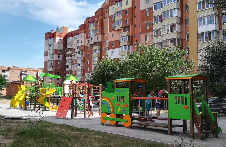 Новий дитячий майданчик у дворі будинків на вул. Гожулівській, 24, 26, 28, 30