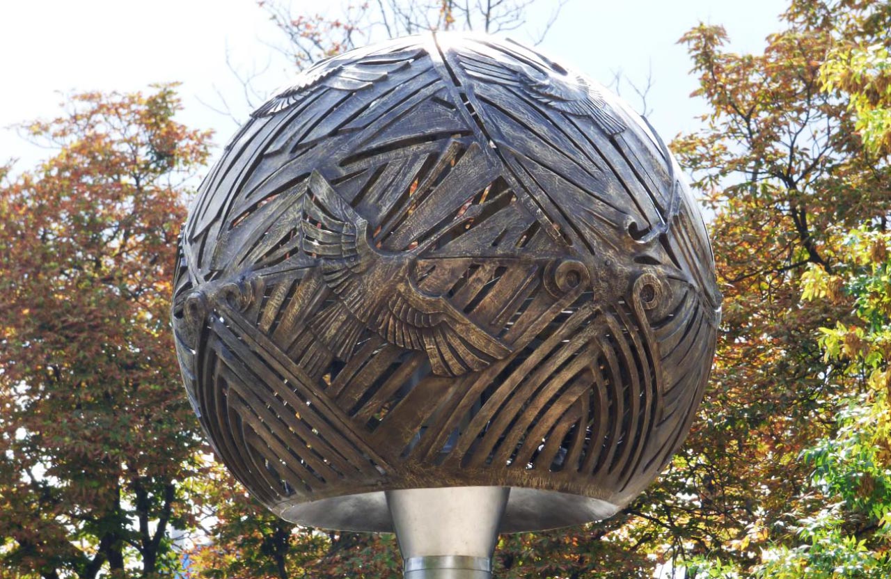 Центральний елемент фонтана — куля з зображенням лелек