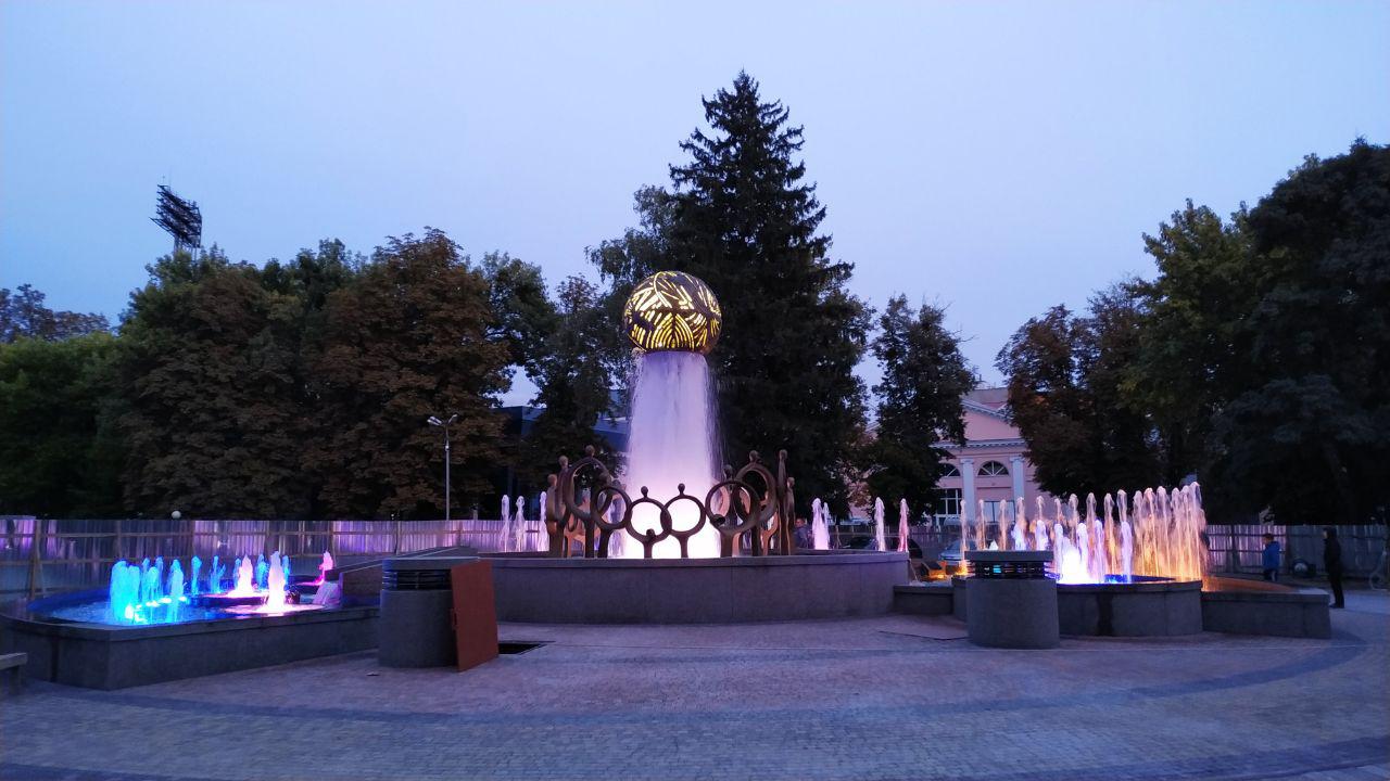 Автори проекту — сім’я архітекторів Олійників — назвали фонтан «Єдність»