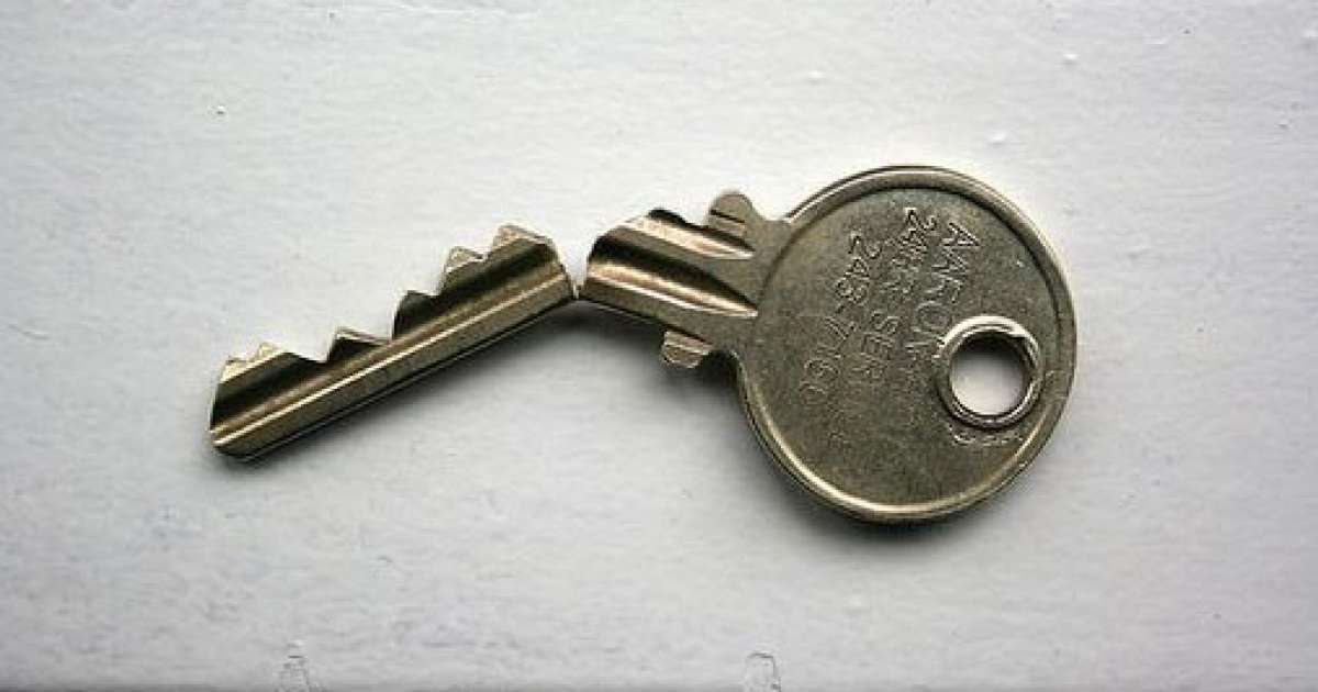 Бан ключи. Сломанный ключ. Ключ дверной. Сломанный дверной ключ. От границы ключ.