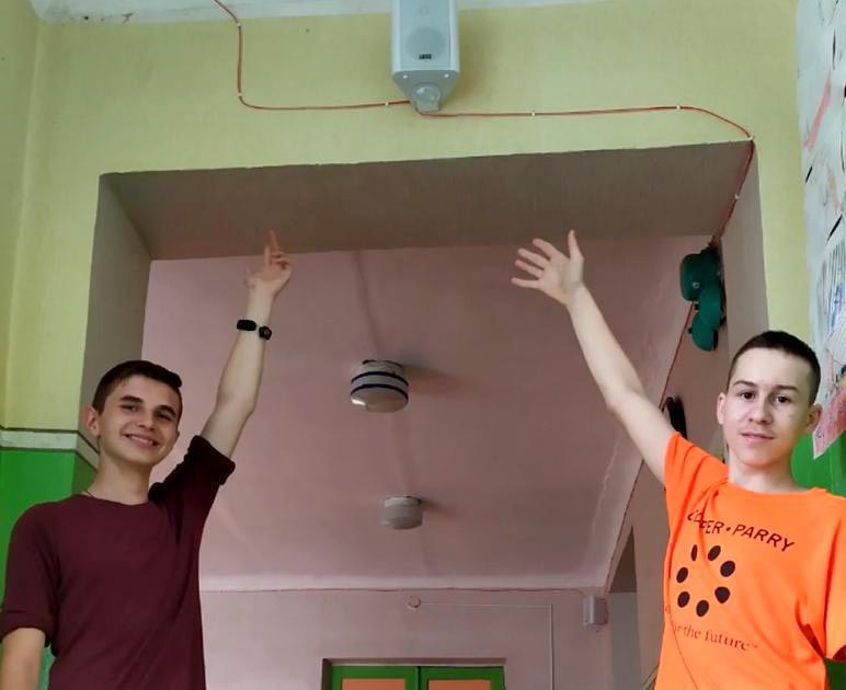 Учні Василівки з встановленим шкільним радіо