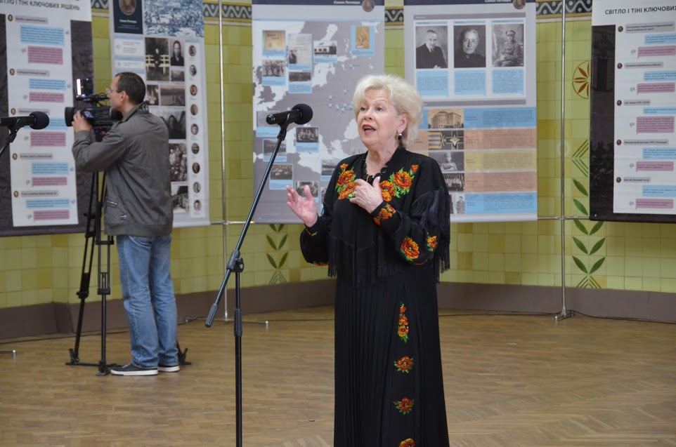 Артистка облфілармонії Наталя Хоменко виконує петлюрівські і бандерівські пісні
