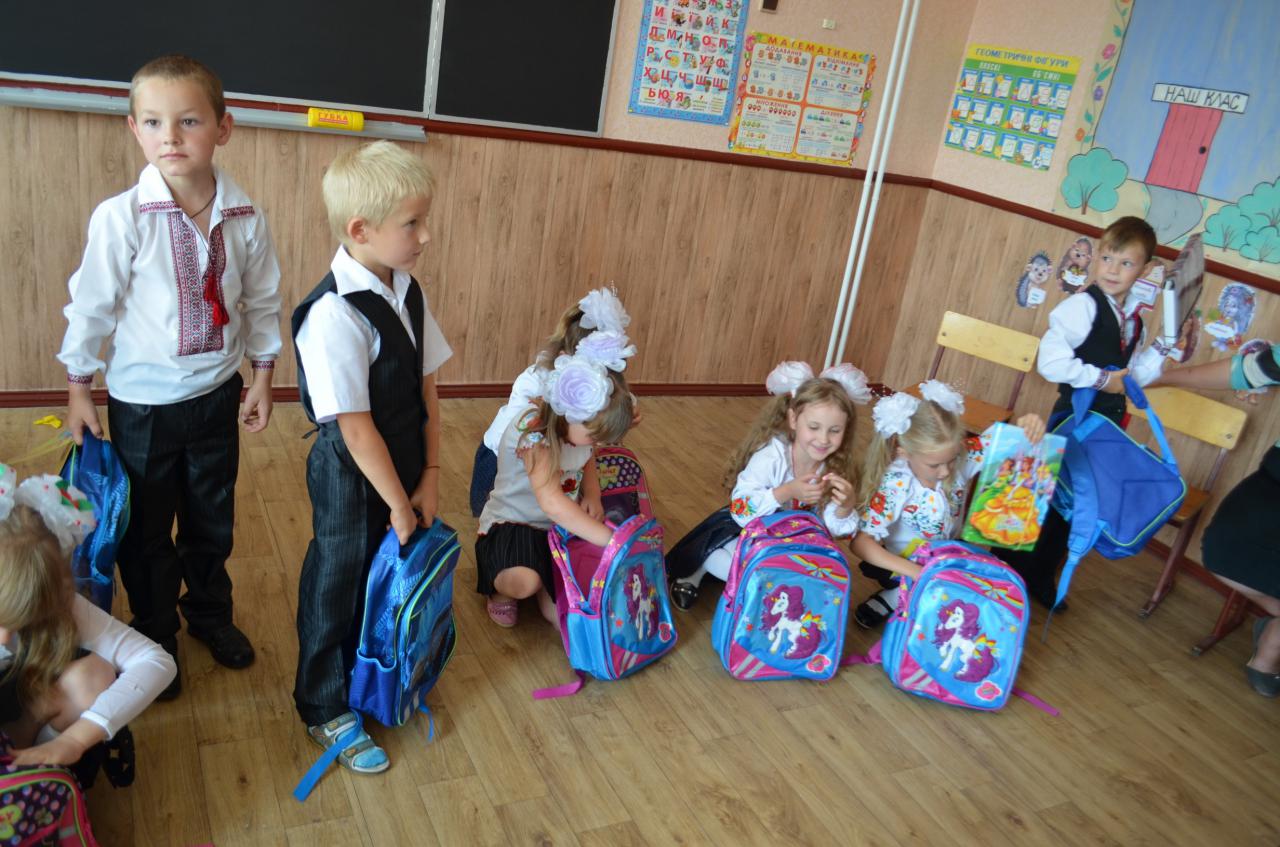 Першокласники Великобузівського НВК, Чапаївської, Лютенської, Тарасівської шкіл отримали портфелики