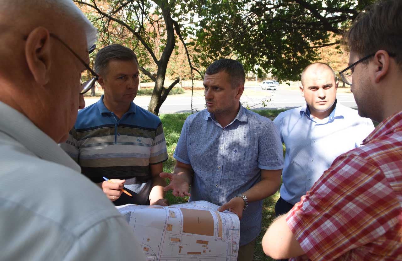 Олексій Чепурко (в центрі) обговорює з комунальниками план робіт