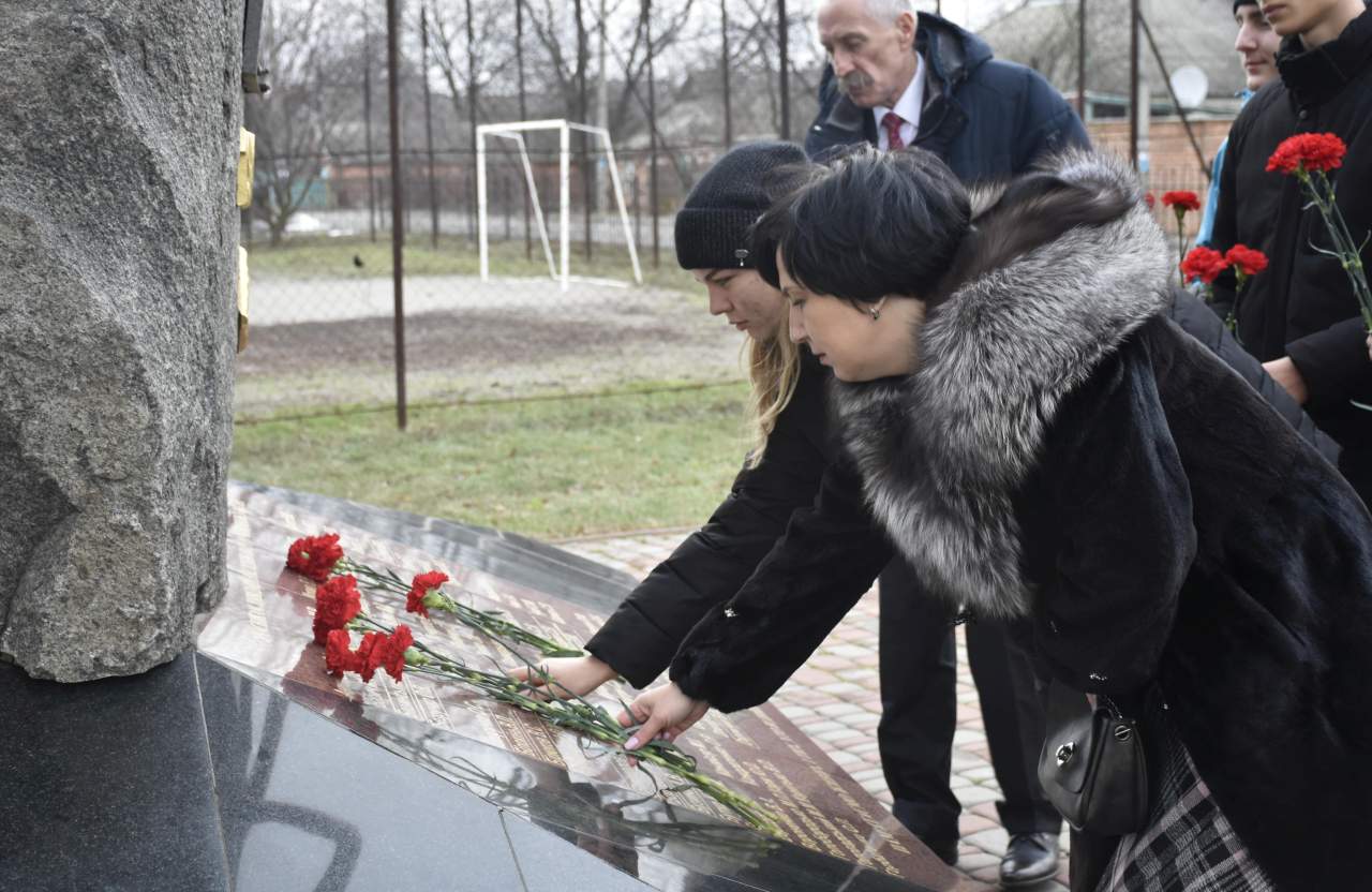 Покладання квітів до меморіалу «Слави Героїв Чорнобиля»