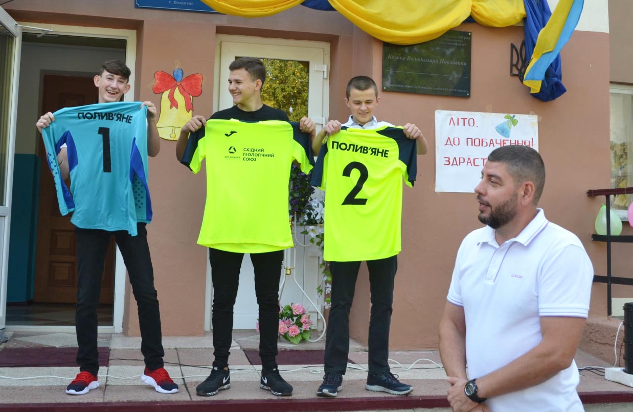 Вручення сучасної футбольної форми збірній команді школярів із села Полив’яне Великосорочинської ОТГ