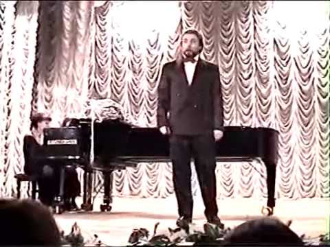Поет Владимир Опенько, аккомпанирует  Ольга Орлова. 6 февраля 2004 года