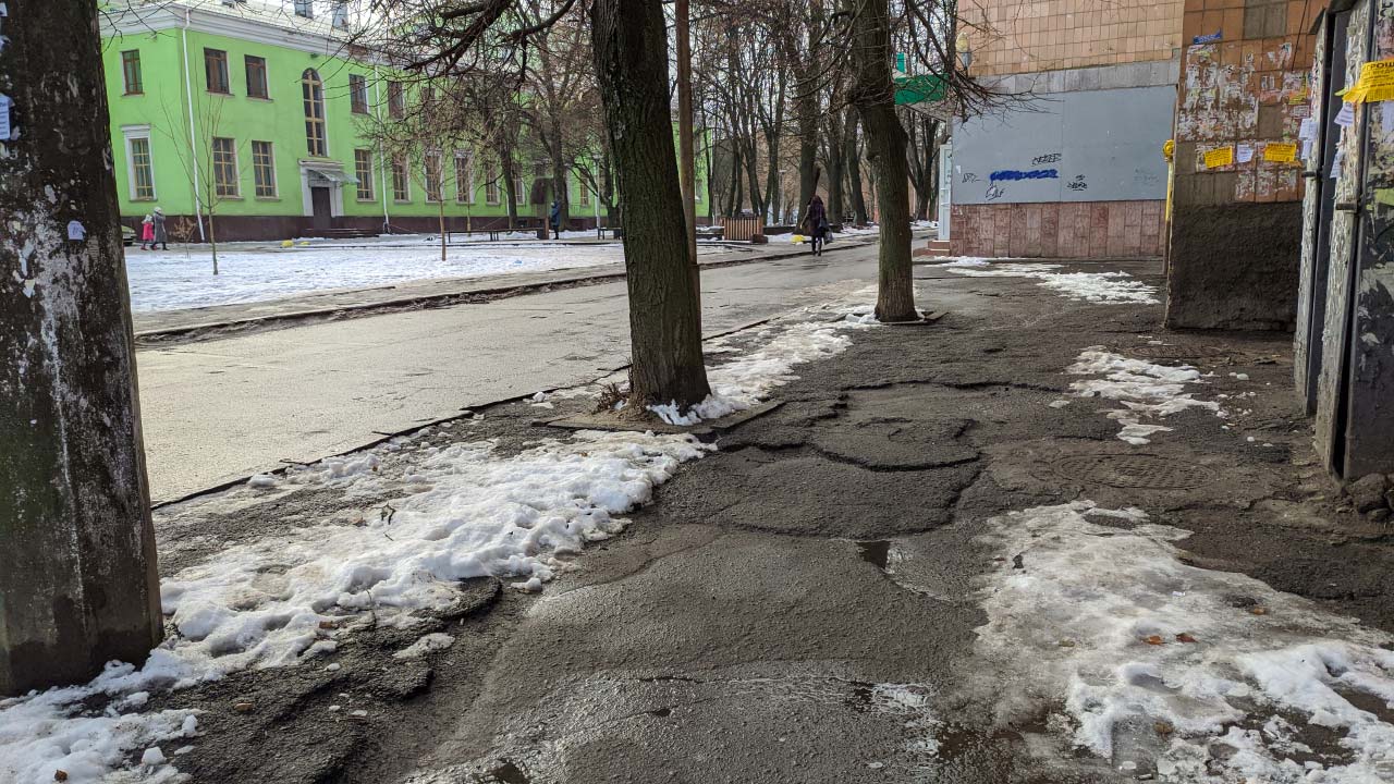 Вбиті тротуари на підступах до скверу