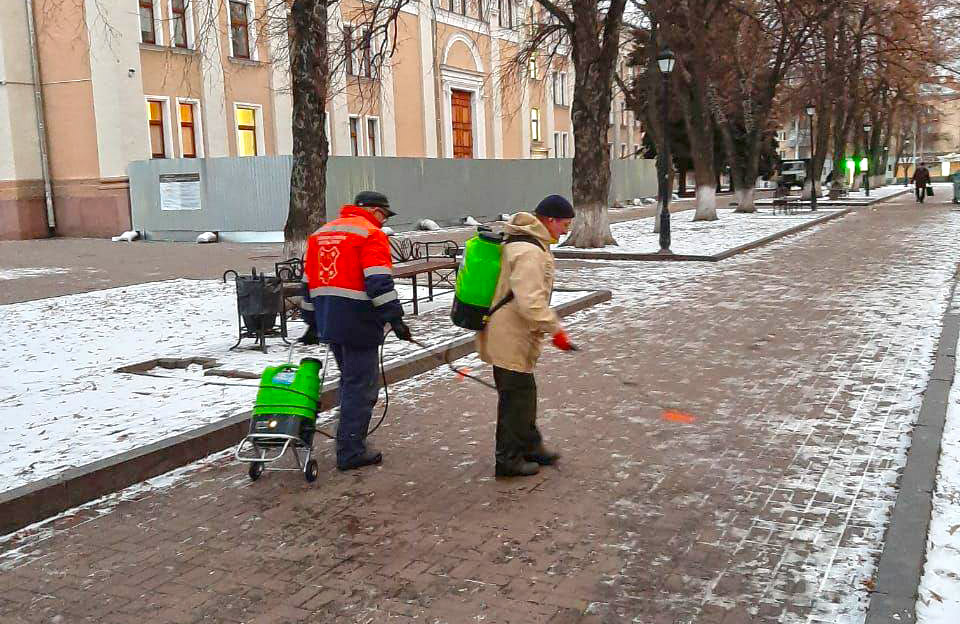 Працівники «Декоративних культур» обробляют «антильодом» сквер поблизу театру ім. М.В. Гоголя