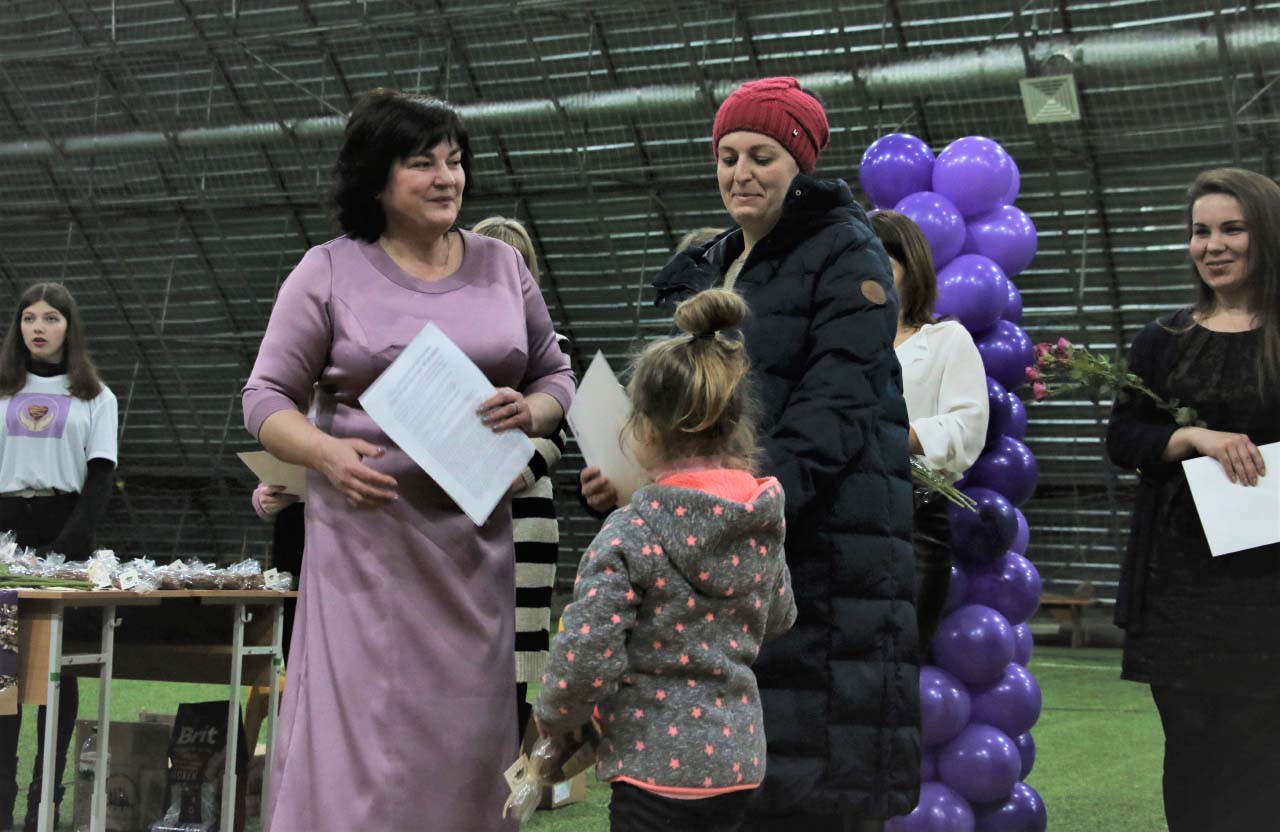 Олена Лазоренко (ліворуч) нагороджує учасників «Шоколаду»