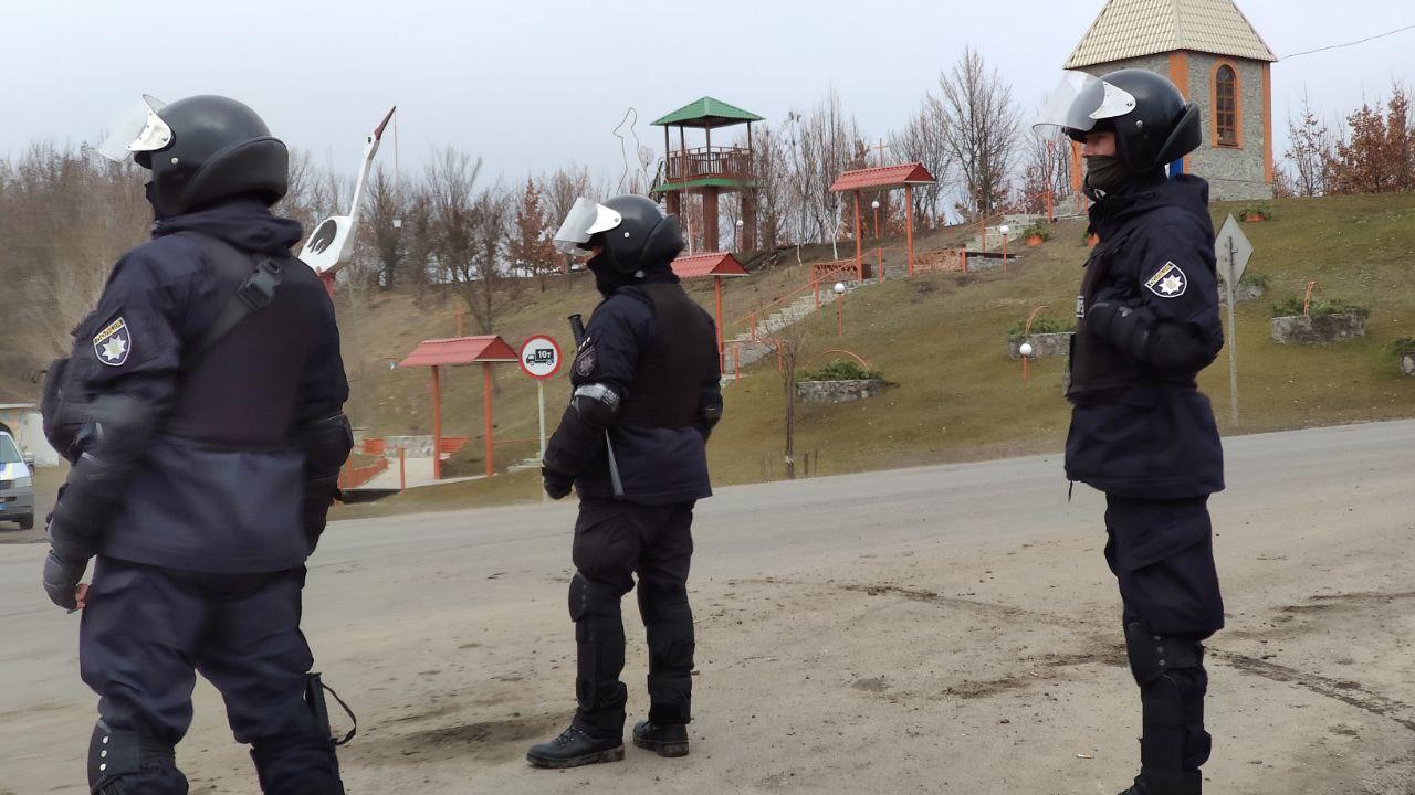 За інформацією голови Новосанжарської райради Геннадія Супруна влада залучила до розблокування доріг 3500 правоохоронців.
