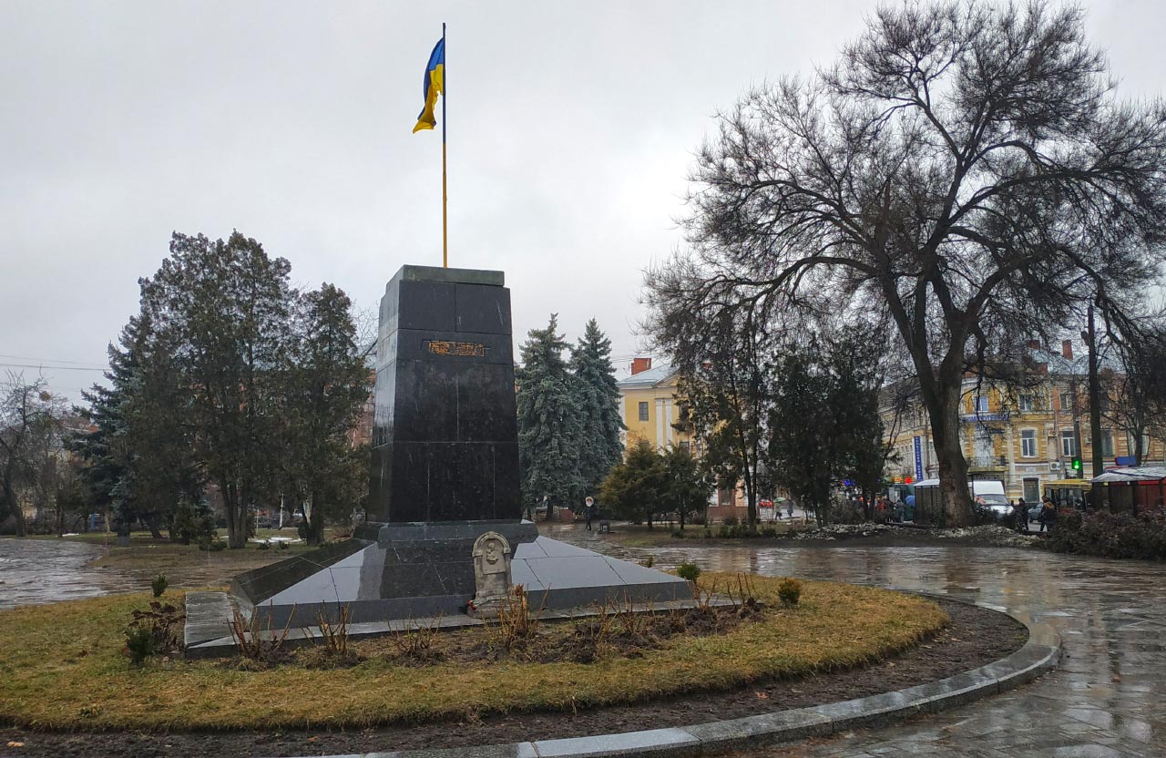 Сквер пам’яті Героїв України (колишній сквер ім. Леніна) за 6 років так і не змінив свій вигляд
