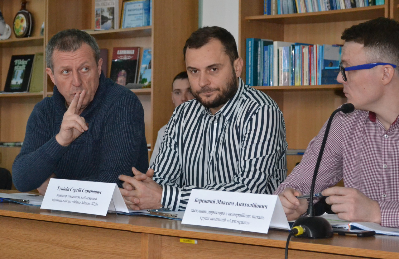 Підприємець Сергій Тупікін (в центрі)