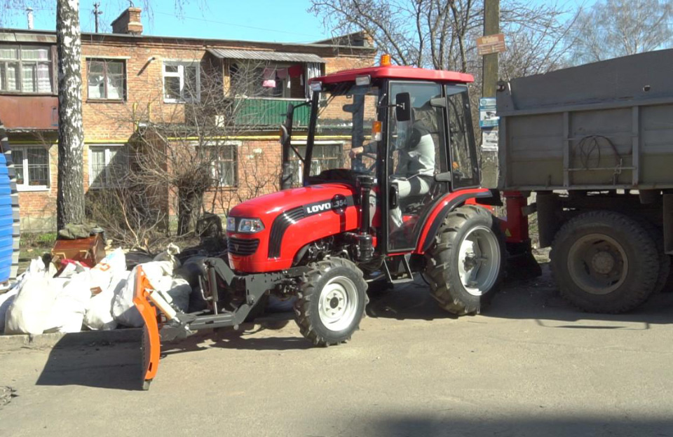 Придбали трактор з навісним обладнанням для чистки тротуарів від снігу та бруду