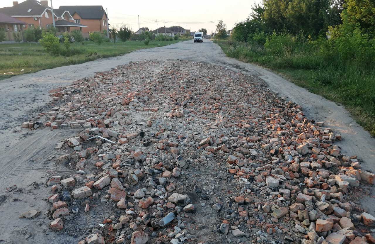 Частина вулиці Кучеренка без асфальтного покриття, яку засипали цеглою