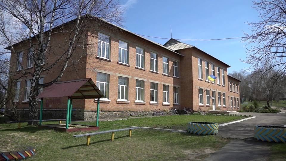 Учні Ковалівської школи навчаються дистанційно